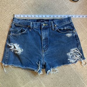 Wrangler cutoff shorts distressed 31w
